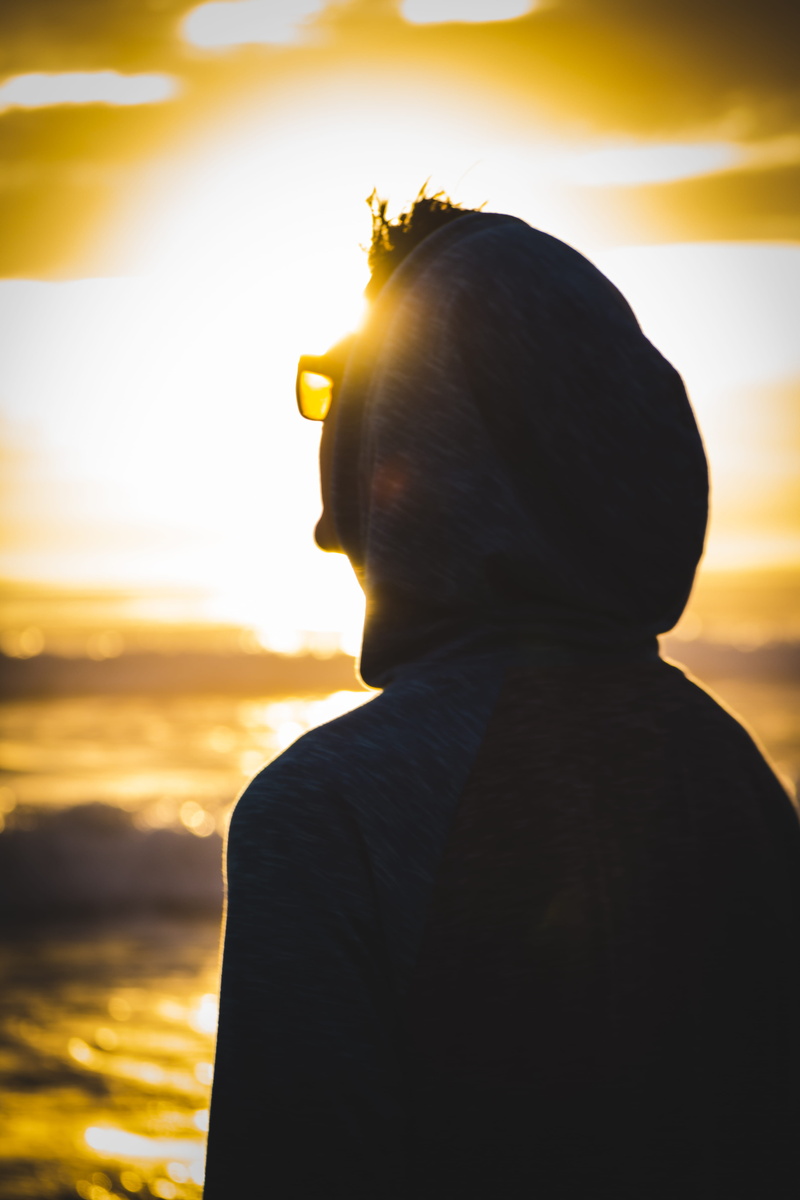 sunglasses, leisure activity, one Person, beauty in nature, sunset, golden, portrait, silhouette, people, man, hoodie, real people, focus on foreground