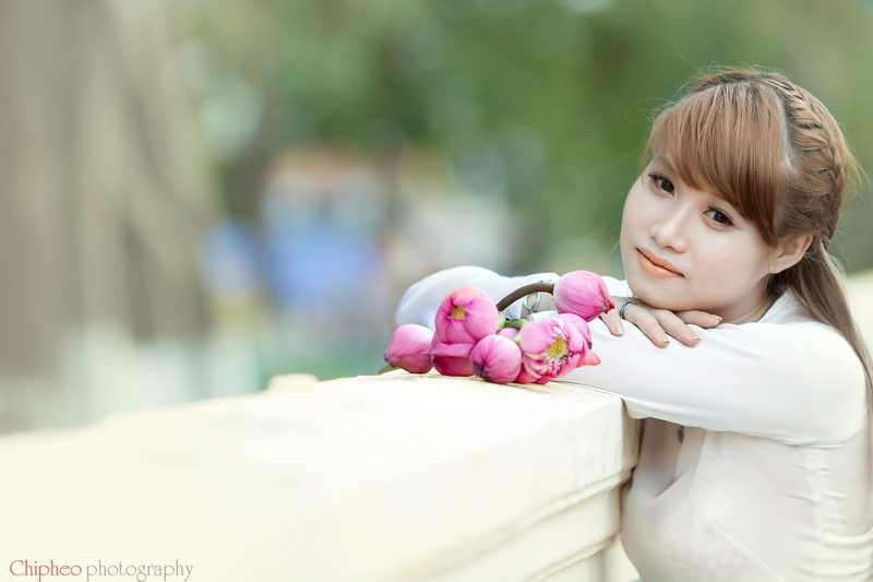 focus on foreground, leisure activity, redhead, young adult, lifestyles, Vietnam, freshness, bangs, day, looking at camera, real people, 2K, casual clothing