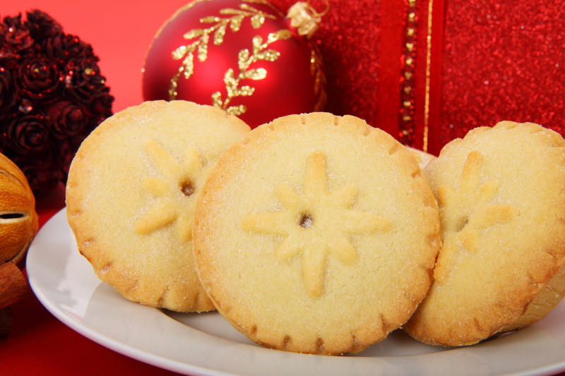 red, indoors, cupcakes, snack, round, mince, noel, indulgence, traditional, festive, white, sweet food, food, temptation, unhealthy eating, plate, group of objects