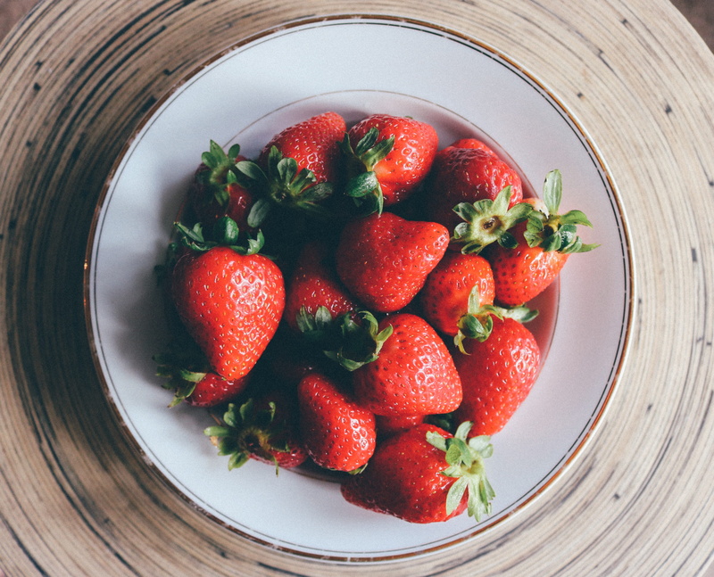 snack, dieting, vegetarian food, vegetable, organic, berry fruit, strawberry, still life, indoors, fresh, directly above, round, no people, dessert, wellbeing