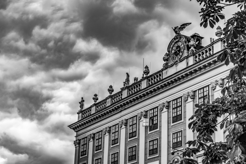 human representation, cloud - sky, statue, sculpture, architecture, courthouse, history, the past, low angle view, art and craft, representation, vienna