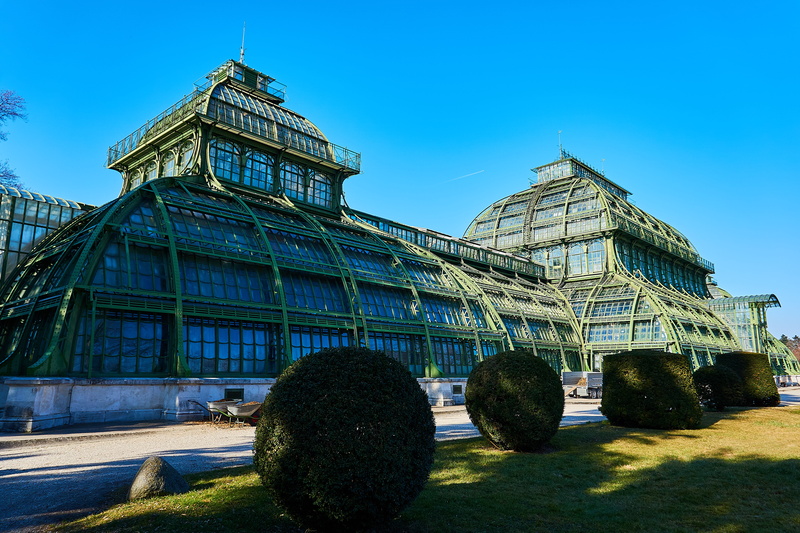 clear sky, sky, sunlight, building, building exterior, 5K, travel, plant, tree, city, travel destinations, austria, shadow, tropical house, architecture