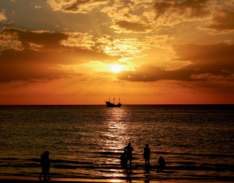 beauty in nature, orange color, group of people, nautical vessel, 2K, horizon, transportation, photo, outdoors, sea, real people, florida, water, tranquility