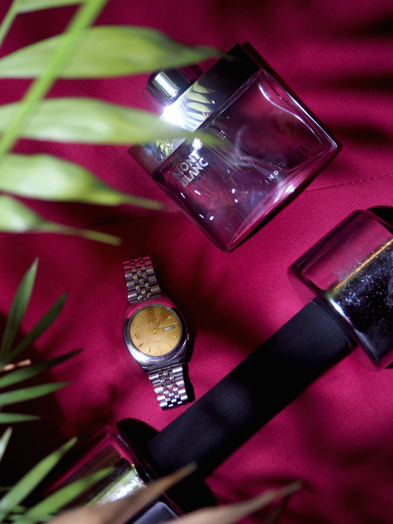 no people, communication, seiko, telephone, instrument of time, time, mont, selective focus, high angle view, studio, weights, still life, green, parfum