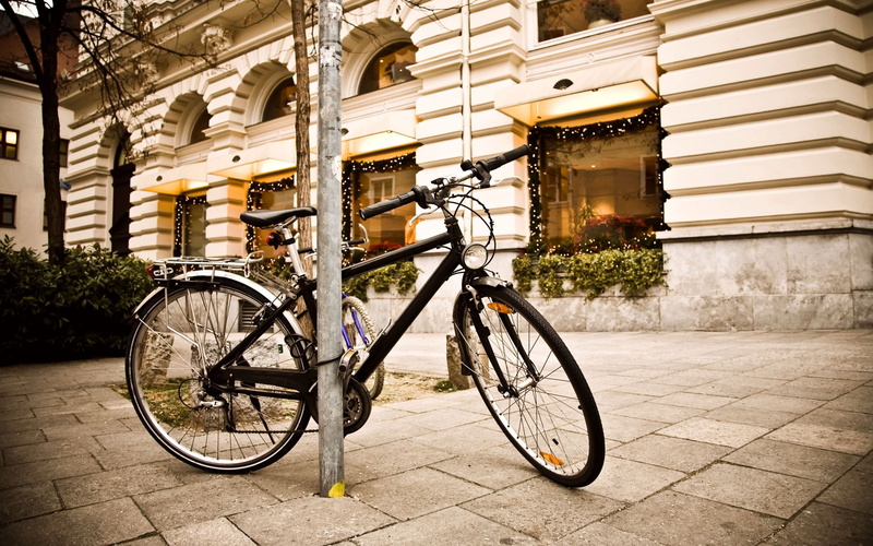 sunlight, mountain, building exterior, wheel, parking, building, footpath, 2K, bicycle, bike, city, sidewalk, nature, architecture, mode of transportation