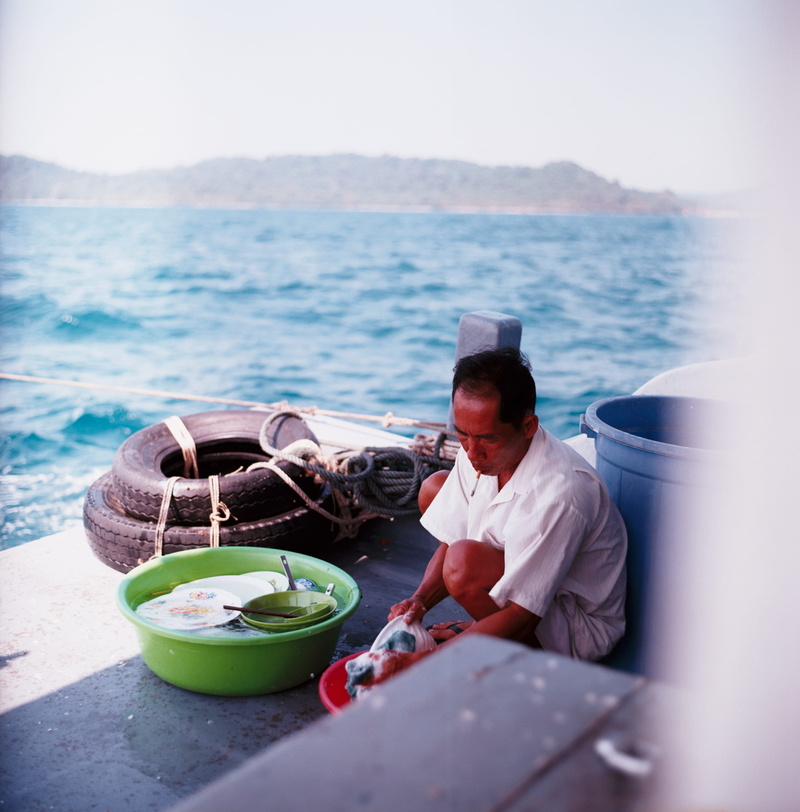 dock, nature, lifestyles, day, sea, rope, boat, wash, person, adult, casual clothing, leisure activity, glass, ship, beside, blue, lunch, man, washing