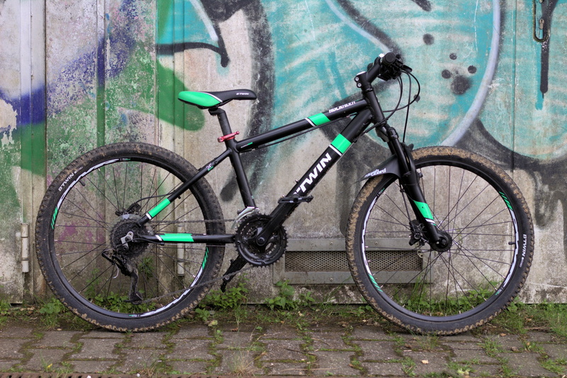 parking, building exterior, nature, Downhill mountain biking, built structure, day, bicycle, wall, no people, footpath, mountain bikes, city, spoke, wheel