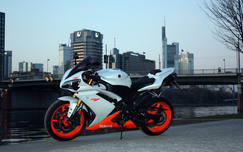 side view, speed, nature, building, orange, skyscraper, city, modern, sports, traffic, sky, clear sky, 720P, yamaha, street, travel, road, architecture
