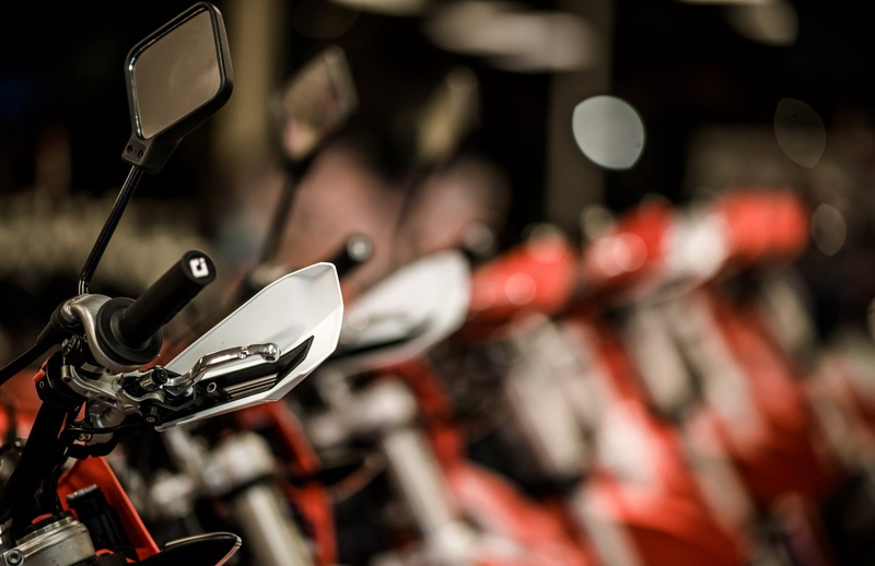bokeh, sport, stationary, handlebar, vehicle, bicycle, close-up, selective focus, outdoors, transportation, focus on foreground, metal, no people, day