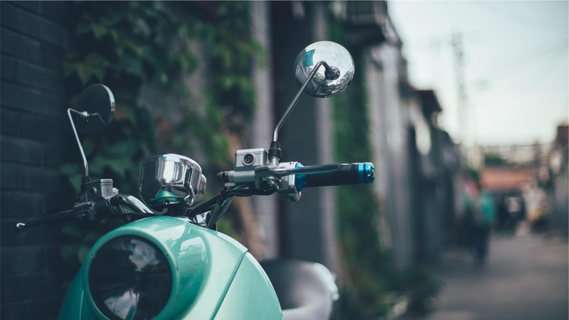 helmet, focus on foreground, mode of transportation, headlight, close-up, stationary, no people, city, 1080P, handlebar, day, motorbike, land vehicle