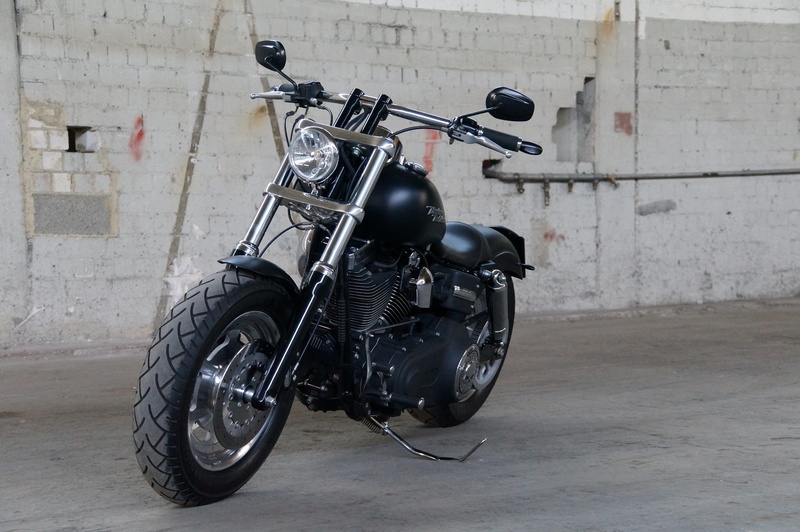 race, day, 4K, harley, building exterior, road, no people, vehicle, parked, black, architecture, city, wall, harley-davidson, headlight, transportation system
