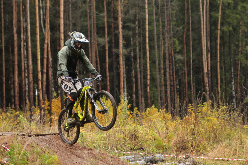 brake, outdoors, guy, bicycle, sports clothing, tree, jump, leisure activity, bike, yakhroma, downhill, 5K, sports helmet, extreme sports, plant, mode of transportation