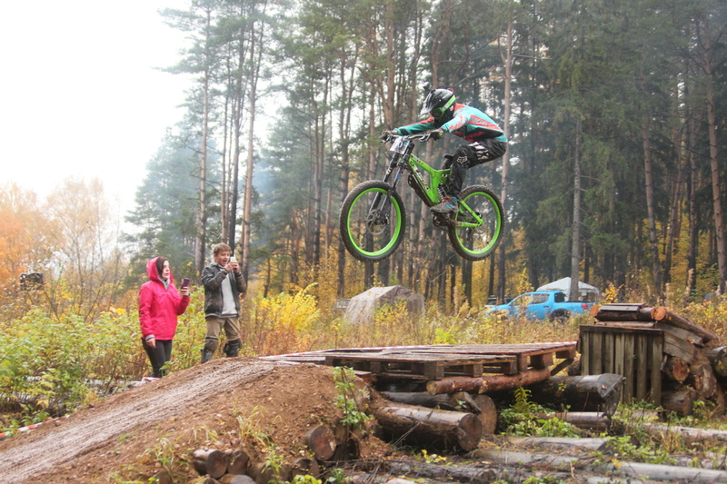 mature men, headwear, race, cyclist, nature, extreme, bicycle, downhill, land, arrival, full length, sport, check-in, autumn, real people, competition