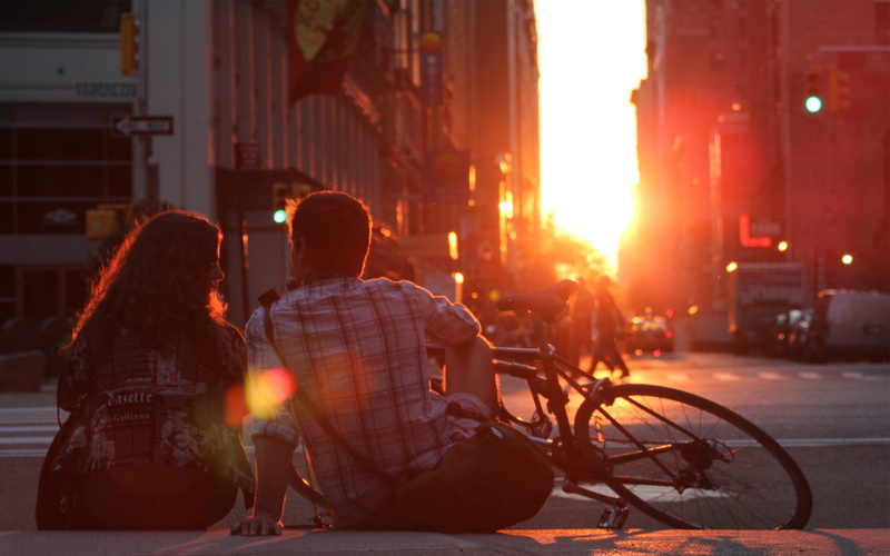 heterosexual Couple, city, caucasian Ethnicity, architecture, transportation, sitting, positive emotion, adult, outdoors, girl, casual Clothing, tourist