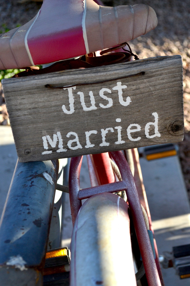 wood - material, vintage, 4K, nature, real people, focus on foreground, low section, Bike, close-up, marriage, Bicycle, outdoors, romance, Sign, information
