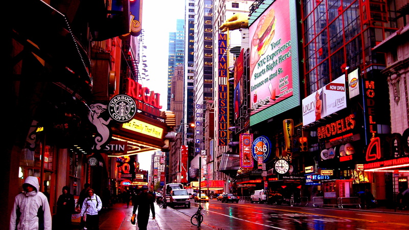 building, motor vehicle, photography, script, outdoors, street, regal cinemas, non-western script, built structure, metropolis, incidental people, illuminated