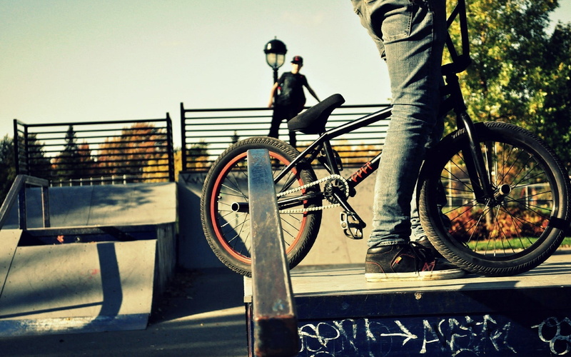 men, sport, riding, people, activity, lifestyles, bike, cycling, land vehicle, leisure activity, full length, black, transportation, real people, city