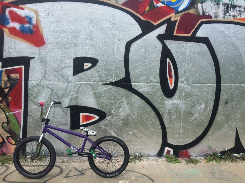 grafiti, land vehicle, graffiti, mural, communication, bmx, wall - building feature, built structure, architecture, day, wheel, mode of transportation