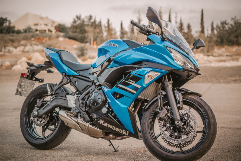 city, bicycle, engine, outdoors, parking, land, motorcycle, day, travel, land vehicle, bike, 5K, kawasaki, focus on foreground, blue, mode of transportation