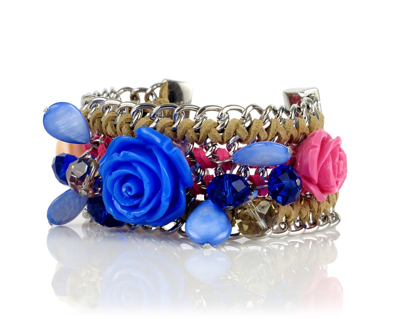 packshot, ms, cut out, flower, pearl jewelry, gemstone, bracelet, luxury, womenswear, personal accessory, wealth, close-up, jewelry, bead, 2K, studio shot