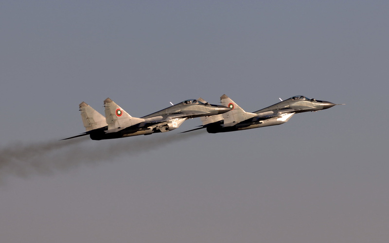 copy space, plane, transportation, Mikoyan, motion, flying, gray, aircraft, mode of transportation, single object, two, side view, mig, no people, fulcrum