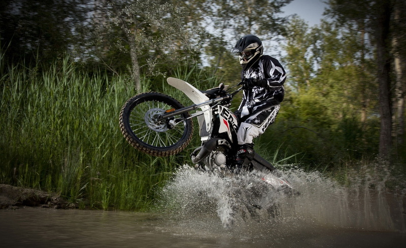 1080P, Motorcycle Racing, day, bicycle, headwear, white, Sport, motion, tree, leisure activity, helmet, outdoors, mode of transportation, riding, one person