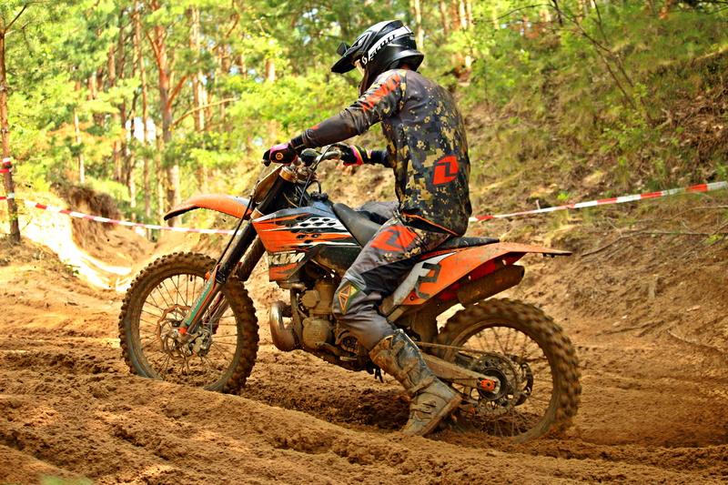 athletes, cross, motorcycle sport, land vehicle, crash helmet, race, headwear, extreme sports, motorcyclist, motorcycle racing, motorized vehicle riding