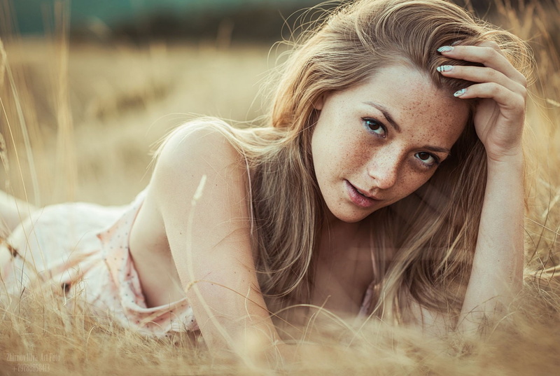 freckles, field, women, 720P, Olga Kobzar, looking at viewer, women outdoors, lying down