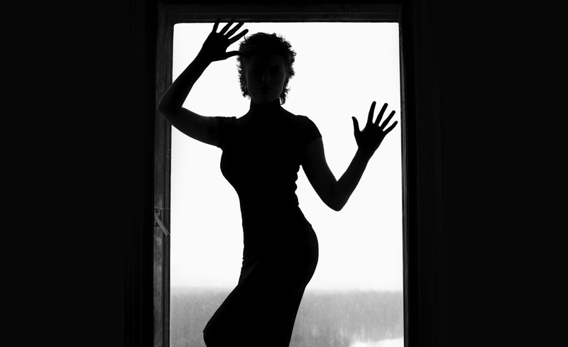real people, indoors, rear view, day, door, one person, Woman, young women, domestic room, Window, human arm, home interior, Black, standing, women, young adult