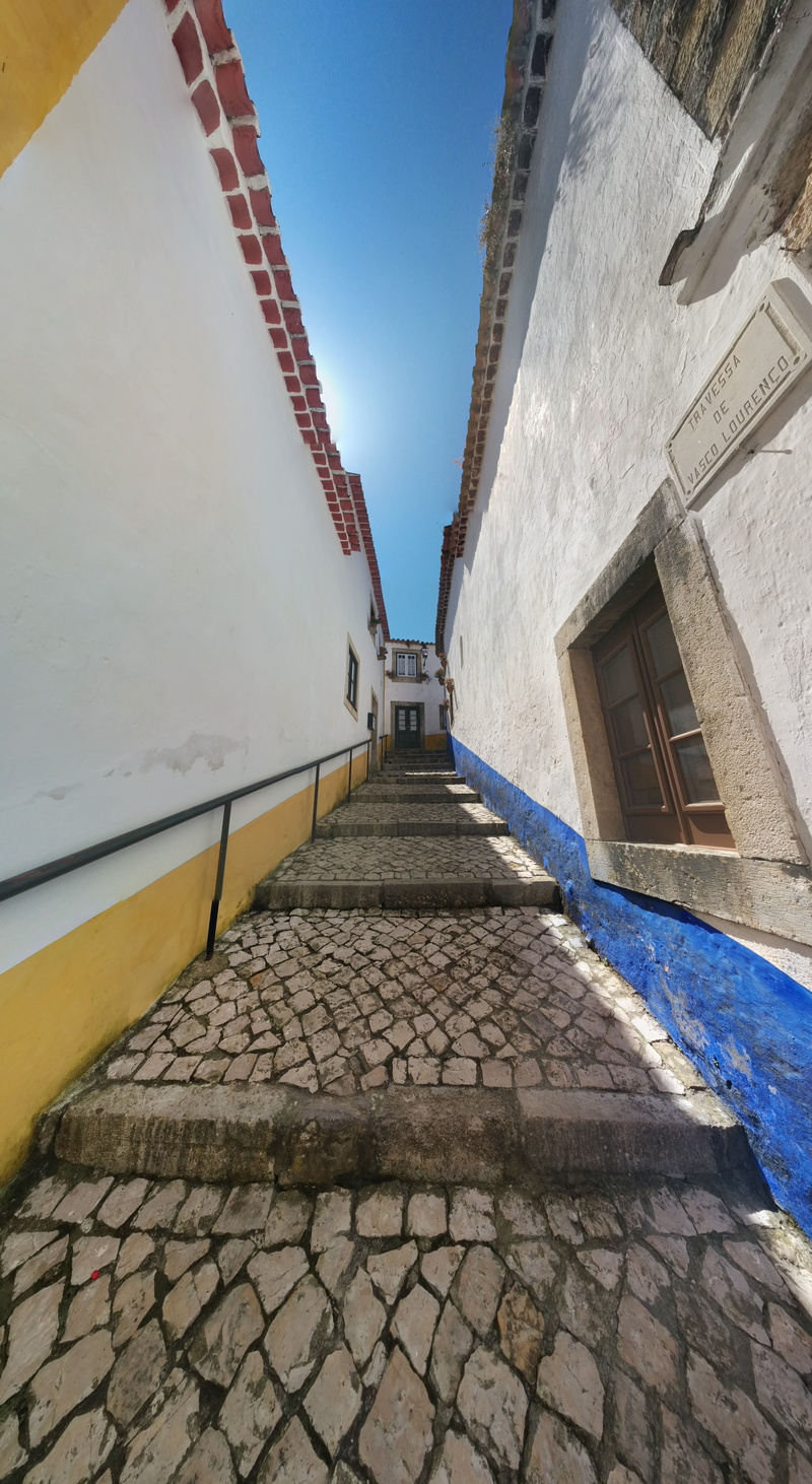 sky, cobblestone, the way forward, building, outdoors, day, alley, pedestrian, residential district, iberian, direction, built structure, nature, village