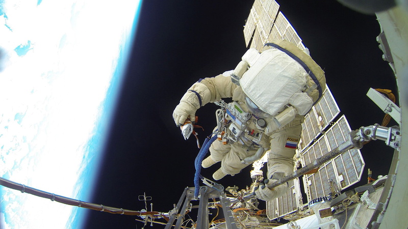 built structure, adult, working, rope, nature, International Space Station, real people, outdoors, one person, building exterior, Roscosmos, 1080P, construction industry