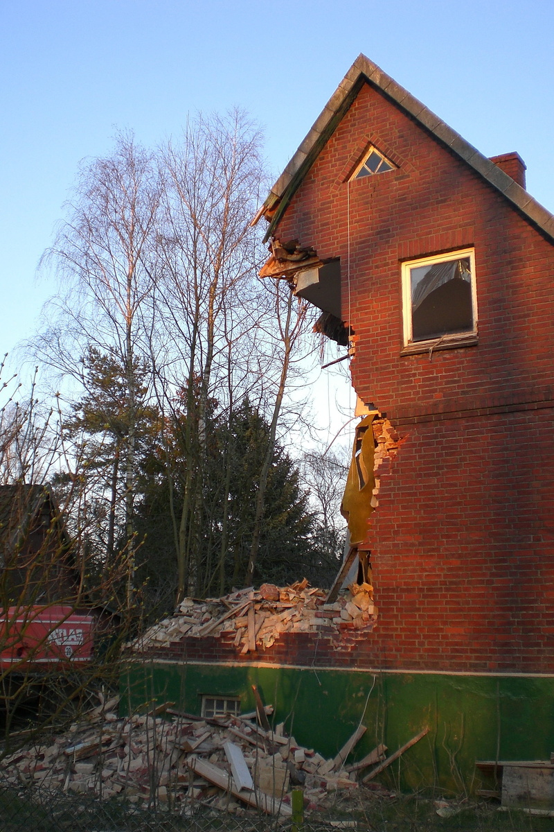 destruction, house demolition, ruin, outdoors, sunny, residential district, building rubble, built structure, nature, home, sunlight, building exterior