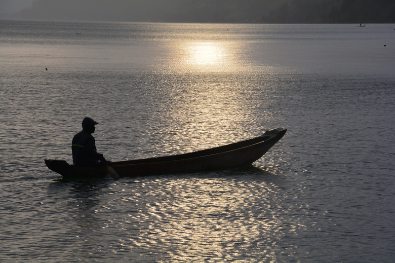 horizon over water, water, fisherman, one person, 5K, waterfront, takengon, leisure activity, men, real people, tranquility, sea, rowboat, transportation