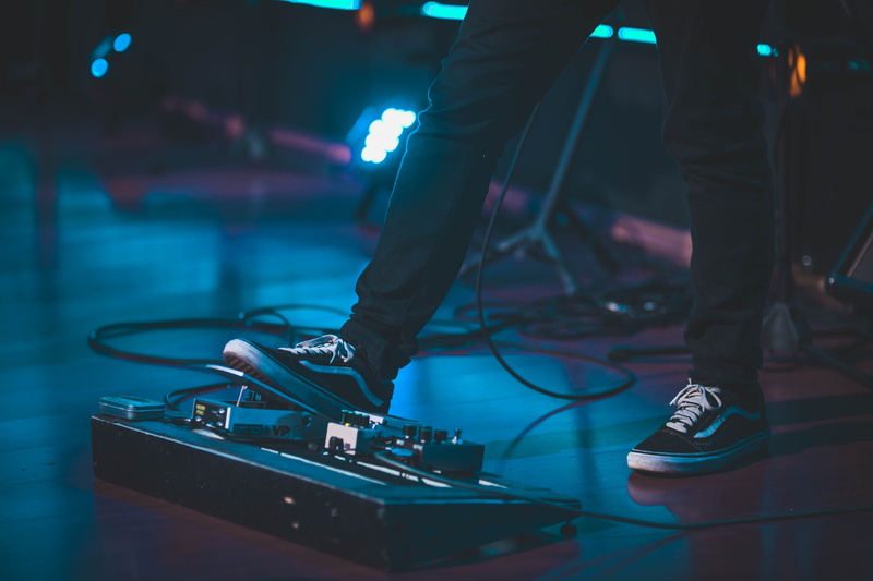 nightlife, stage, hammer, human limb, soundbody, men, music, lifestyles, night, low section, performance, musician, shoe, ropes, sound, audio, concert