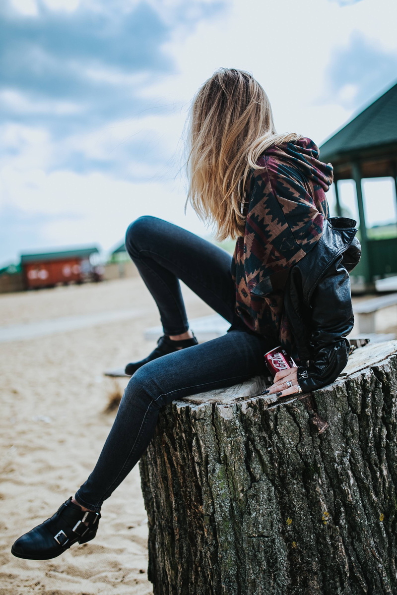 adult, sitting, Beautiful, casual clothing, focus on foreground, cloud - sky, lifestyles, can, people, blond Hair, sand, caucasian Ethnicity, 2K, tree stump