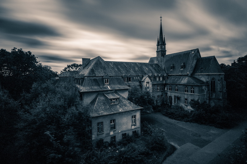 4K, old, tree, dusk, broken, sky, ailing, leave, residential district, historically, gothic style, outdoors, no people, dilapidated, belief, decay, atmosphere