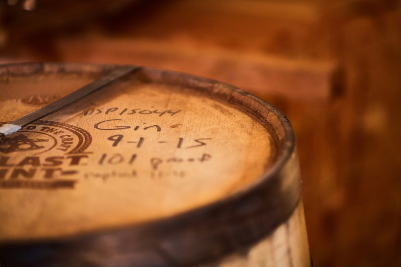 gin, copy space, no people, antique, bottle, wood - material, selective focus, close-up, wine cork, refreshment, 5K, food and drink, beer, focus on foreground