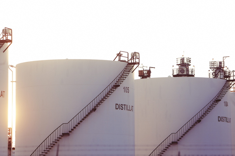 steps, tank, oil refinery, copy space, storage, railing, staircase, production, outdoors, 5K, storage tank, day, petrochemistry, containers, manufacturing