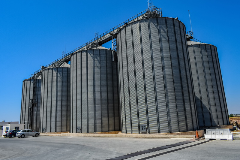 5K, tower, silo, clear sky, modern, built structure, sunlight, no people, agricultural, tank, transportation, industrial, city, agriculture, metallic
