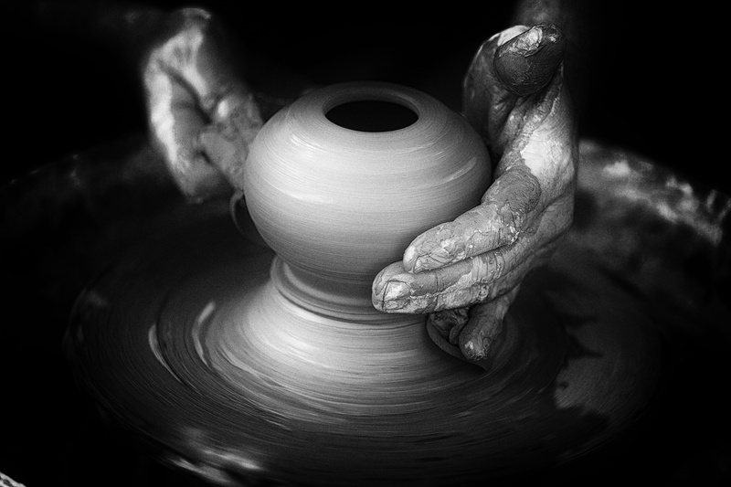 creativity, human hand, art and craft, quinoal, alfarería, artesanía, human body part, alfarero, barro, artesano, molding a shape, indoors, skill, potters wheel