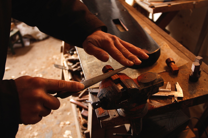 sharpening, adults only, knife, the years, kaifeng, adult, skill, 5K, human hand, holding, human body part, wood - material, the guqin, indoors, only men
