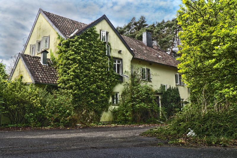 spring, lost, sky, break up, run down, grass, forgotten places, architecture, neglected, pforphoto, abandoned, ailing, grasses, built structure, home, garden