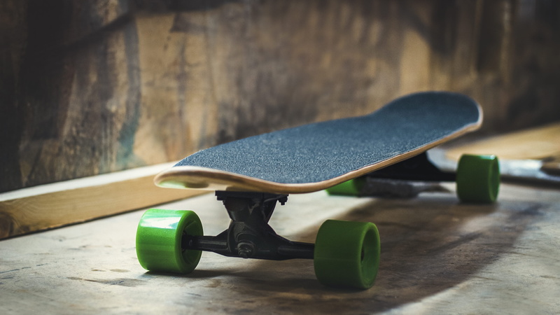 board, longbording, selective focus, blue, 4K, longboard, green, unused, fashion, still, sport, black, skateboard park, indoors, focus on foreground, personal accessory