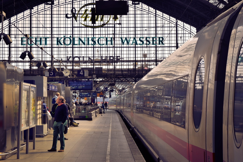 railroad station, city, walking, building, stahlbau, train, central station, day, railroad track, real people, 5K, train ride, lifestyles, s bahn, railway station