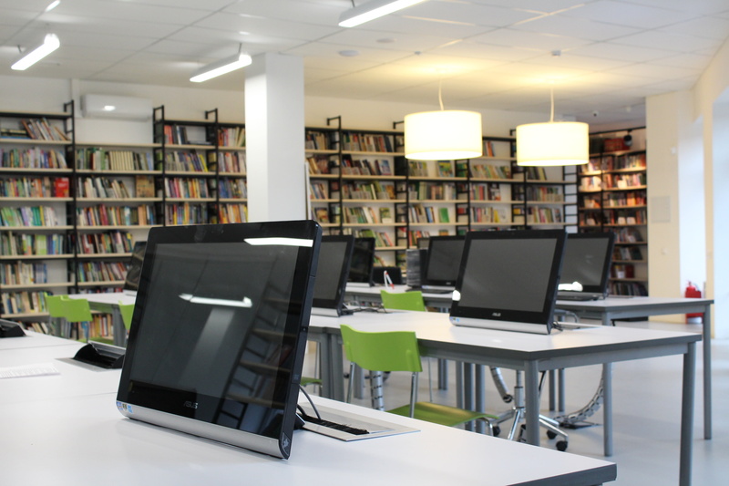 no people, courses, class, technology, modern, furniture, hall, large group of objects, black, 5K, book, monitors, indoors, tables, computer equipment