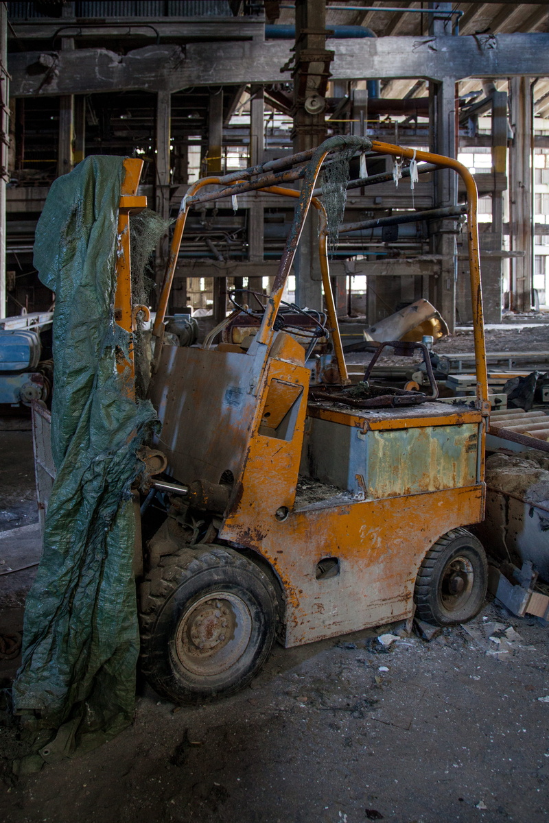 construction industry, rusty, freight, transport, vehicle, day, mode of transportation, yellow, old, machinery, industrial truck, real people, metal, one person