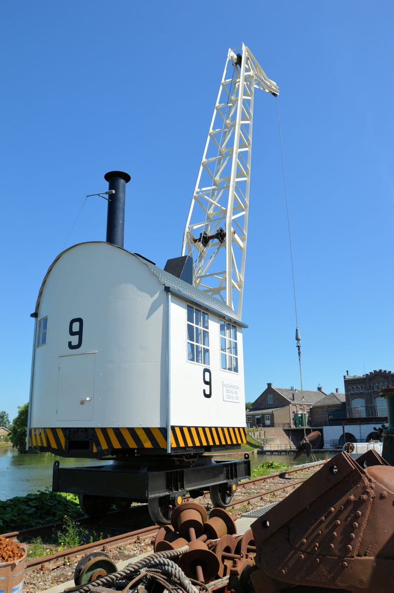 steam, strength, cargo, operator, hoist, no people, tool, weight, work, lift, elevator, day, structure, machinery, clear sky, part, factory, sunlight, history