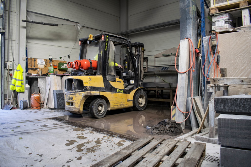 load lifter, production, no people, land vehicle, cargo, technology, steinmetz, metal industry, building, vehicle, indoors, manufacturing equipment, machine