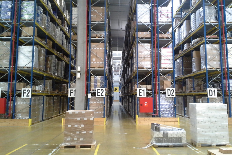 no people, palettes, large group of objects, number, industry, text, shipping, steel, 1080P, indoors, transportation, capitalism, warehouse, day, shelf