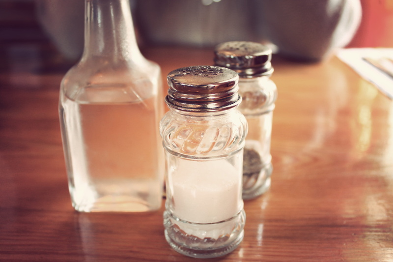 food and drink, refreshment, diet, drink, no people, drinking glass, focus on foreground, household equipment, pepper shaker, pepper, diner, vinegar, greasy spoon